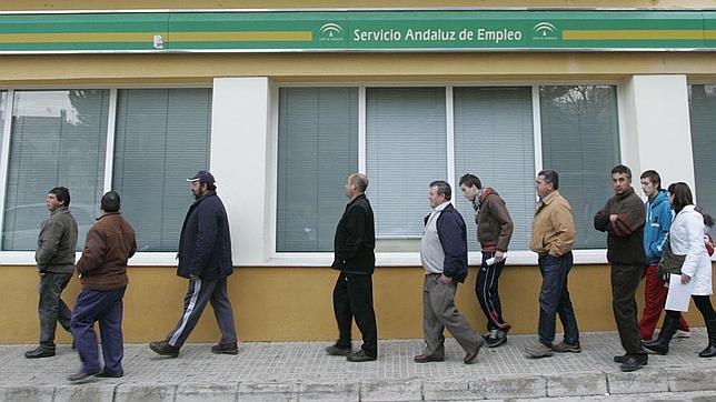 Colas en una oficina de empleo de Cádiz