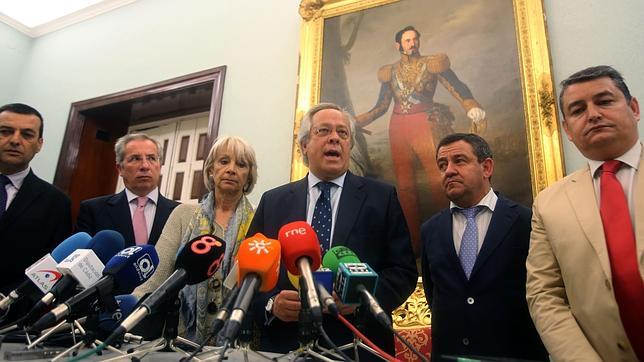 El presidente de SEPI, Ramón Aguirre, durante su visita a Cádiz en mayo de 2014 para confirmar el quinto gasero.