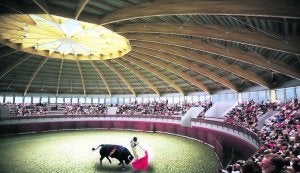 Arrancan las obras de la cubierta de la plaza de toros de El Bosque
