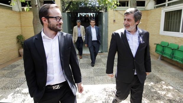 Carlos González (derecha) y Alejandro González (izquierda), en el antepalco del estadio en julio de 2015