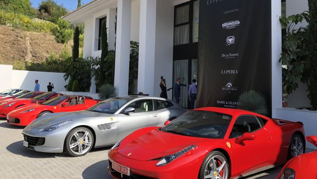Más de 30 Ferrari fueron aparcados a la entrada de la mansión de 15 millones de euros