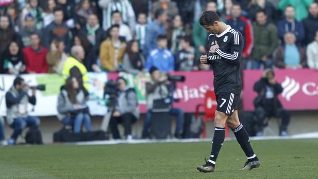 Cristiano Ronaldo señala el escudo de campeón del mundo tras ser expulsado en El Arcángel