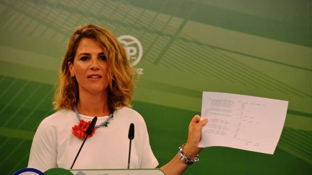 Ana Mestre mostrando el documento que acredita los pagos realizados con las tarjetas de la Faffe