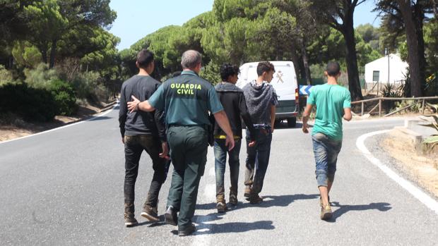 La Guardia Civil interceptando a un grupo de inmigrantes en la zona de Cádiz
