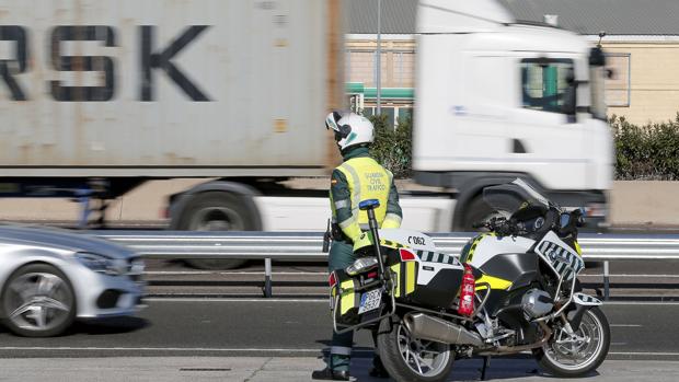 Un agente de la Guardia Civil en un control de tráfico
