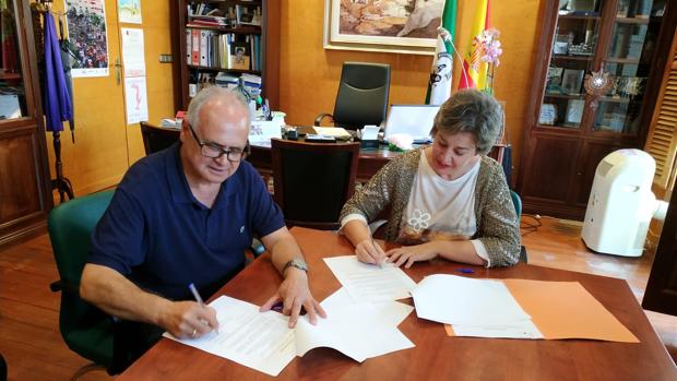 Francisco Parra, de Cruz Roja, e Inmaculada Olea, alcaldesa de Guadix, han firmado el convenio.