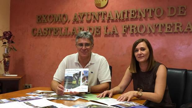 A la izquierda, el alcalde de Castellar, Juan Casanova, durante una presentación.