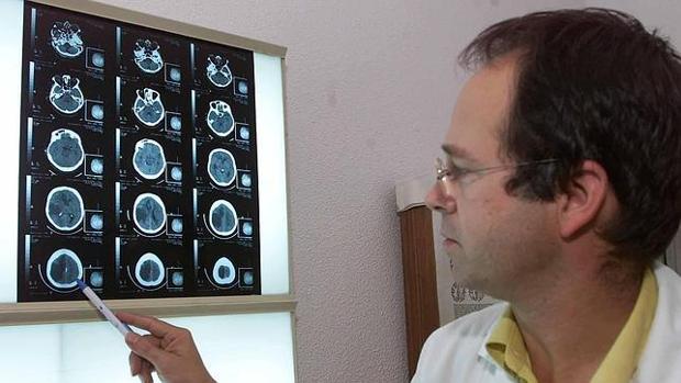 Un médico observa unas pruebas