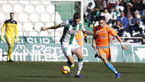 Expósito conduce ante Iza en una acción del Córdoba CF-Rayo Majadahonda de este domingo