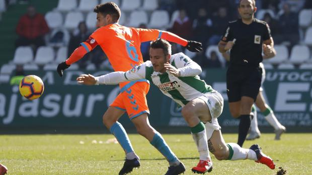 El cordobesista Piovaccari disputa un balón en el último partido de la primera vuelta