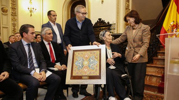 Carmen Calvo entrega el galardón a María Escribano