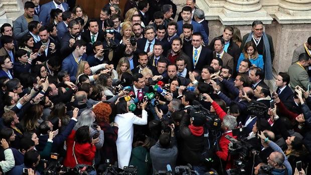 Moreno, rodeado de prensa el día de su votación como presidente de la Junta de Andalucía