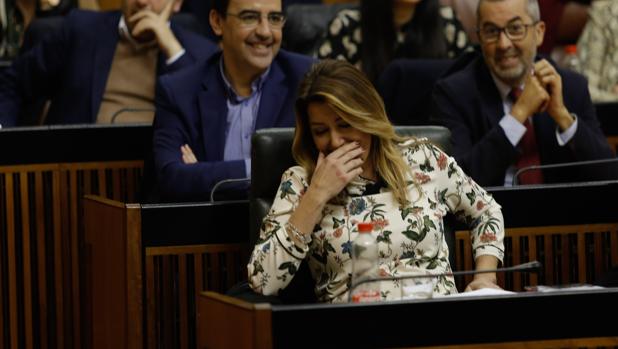 Susana Díaz se ríe en la sesión de investidura de Juanma Moreno en el Parlamento