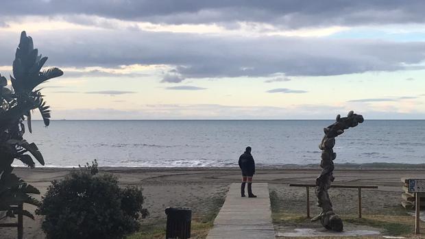 Uno de los mineros espera junto al mar a ser activado