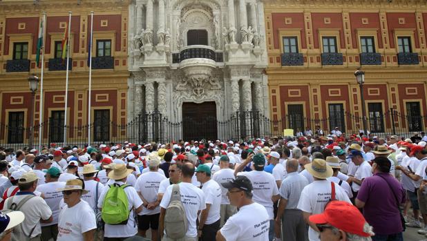 Protestas de extrabajadores de Santana Motor ante el Palacio de San Telmo