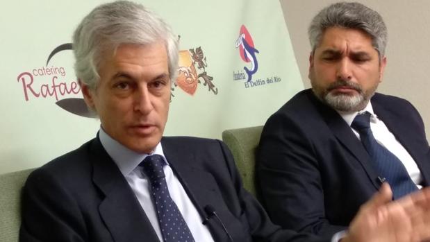 Adolfo Suáre z Illana y Juan José Cortes, ante los medios en Huelva