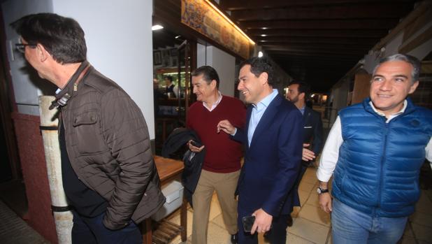 Juan Marín, Antonio Sanz, Juanma Moreno, Manuel Cardenete y Elías Bendodo, a su llegada a Casa Bigote en Sanlúcar de Barrameda