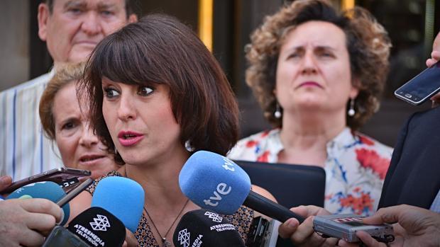 Juana Rivas, a la salida de los juzgados de Granada, acompañada de Francisca Granados