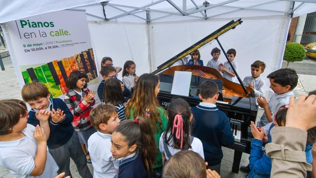 Escolares con uno de los pianos dispuestos en las calles de Pozoblanco