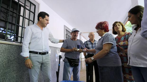 Visita de Juan Manuel Moreno, hoy presidente de la Junta, a la zona de edificios de la Fuensanta
