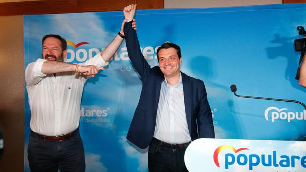 Adolfo Molina celebra con Bellido la victoria del PP en la noche electoral