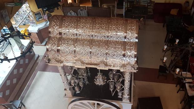 Nuevo techo de la carreta de la hermandad del Rocío de Córdoba en su casa hermandad