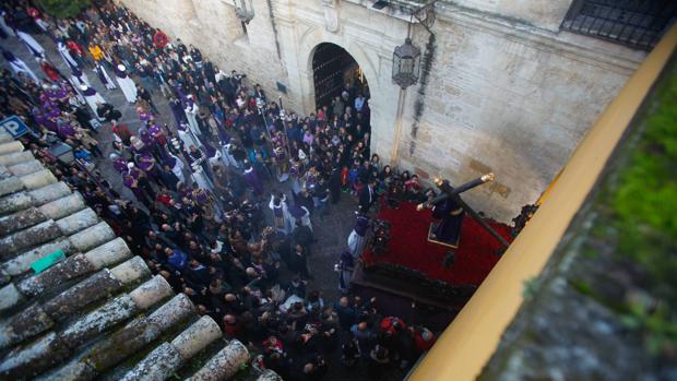 Nuestro Padre Jesús de la Pasión pasa bajo el arco de Caballerizas Reales el Miércoles Santo