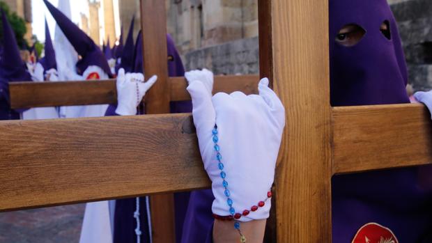 Nazarenos de la cofradía de la Agonía, en el Martes Santo de Córdoba