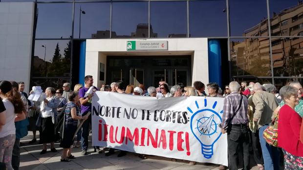 Vecinos de la zona Norte, este jueves frente a los juzgados de Granada.