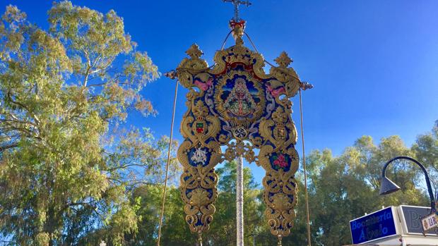 El Simpecado de la hermandad del Rocío de Cabra se dirige hacia la misa pontifical en la aldea