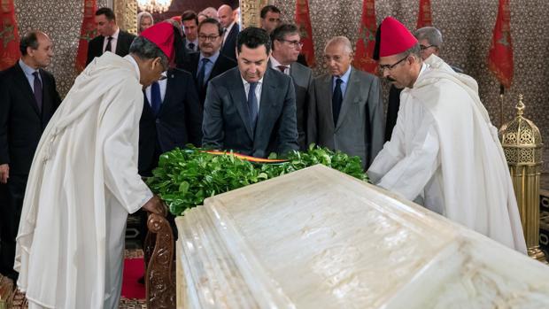 El presidente de la Junta, Juanma Moreno (c), durante el acto de la ofrenda floral en el Mausoleo