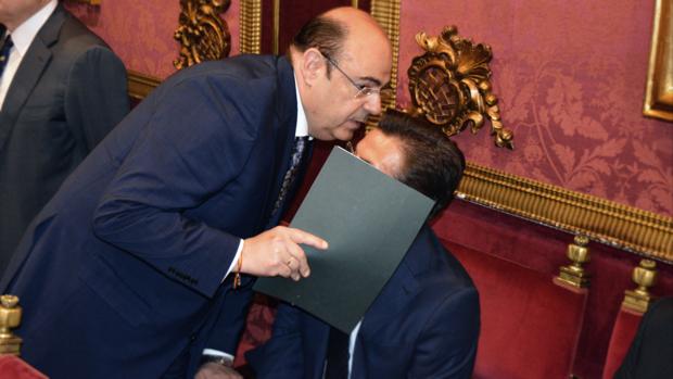 El líder popular Sebastián Pérez habla con Luis Salvador antes del pleno de investidura