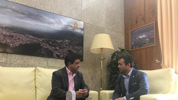 El alcalde, Julio Millán, a la derecha, durante su visita con el presidente de la Diputación, Francisco Reyes