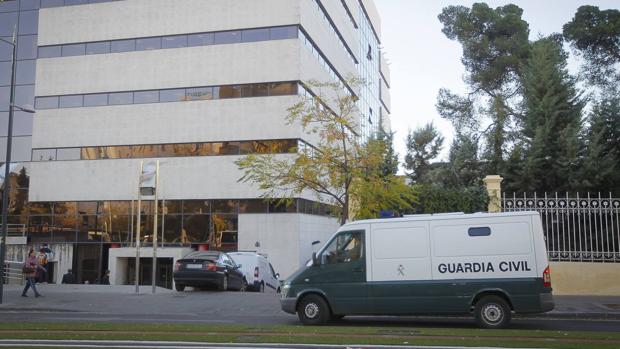 Un furgón de la Guardia Civil, junto a los juzgados de la Caleta, en Granada