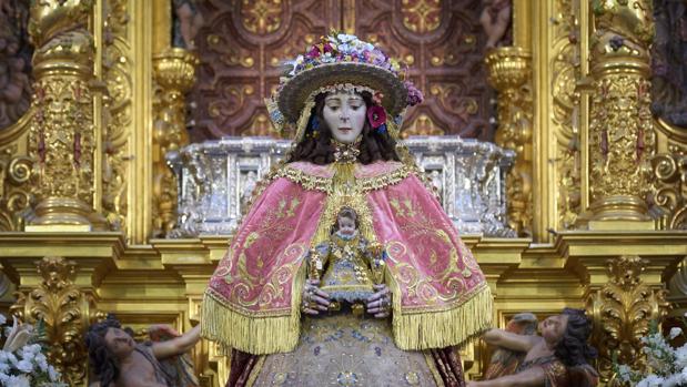 La Virgen del Rocío con sus galas de Pastora