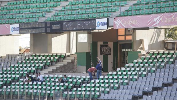 El palco del Estadio Arcángel vacío