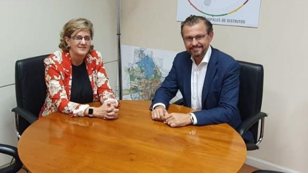 La directora regional de Carrefour y el edil de Infraestructuras durate la reunión que mantuvieron