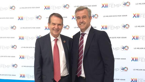 García Urbano junto a Abel Caballero, presidente de la FEMP y alcalde de Vigo