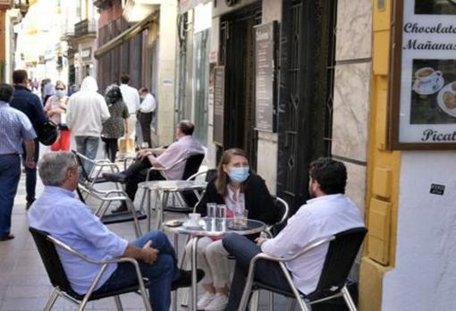 Tres personas en un bar de Andalucía, ya que el máximo para reuniones es cuatro