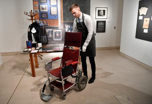 La silla roja de Hawking, a subasta