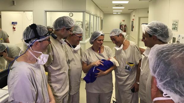 El equipo de médicos que realizó la operación