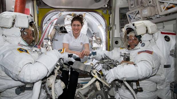 Los astronautas Christina Koch (centro), Nick Hague (izquierda) y Anne McClain