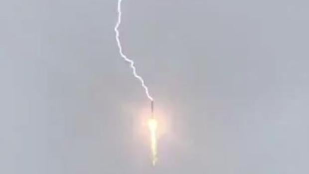 Momento del impacto del rayo en el cohete Soyuz