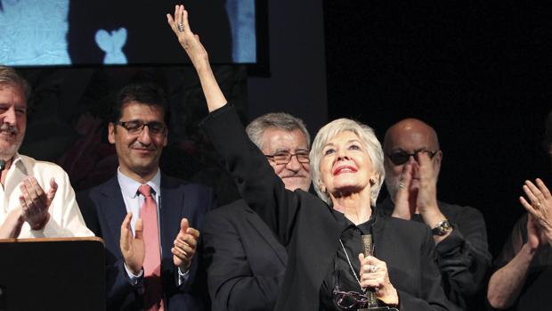 La actriz Concha Velasco, tras recibir el premio Corral de Comedias durante el acto inaugural del festival de teatro clásico de Almagro