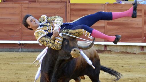 Roca, agarrado al pitón en una dramática imagen