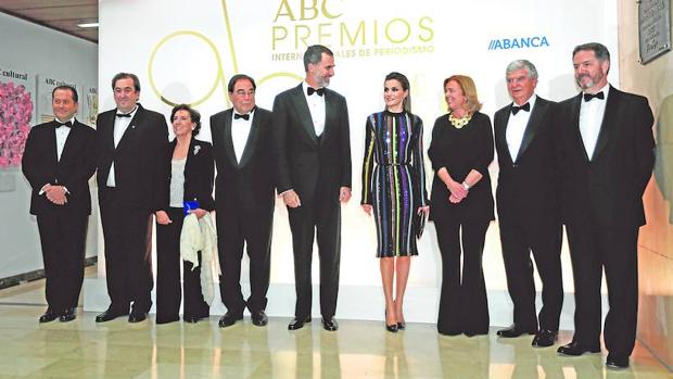 Los Reyes, flanqueados (de izquierda a derecha) por Juan Carlos Escotet, Juan Manuel Serrano Becerra, Victoria Prego, Francesc de Carreras, Catalina Luca de Tena, Santiago Bergareche y Bieito Rubido