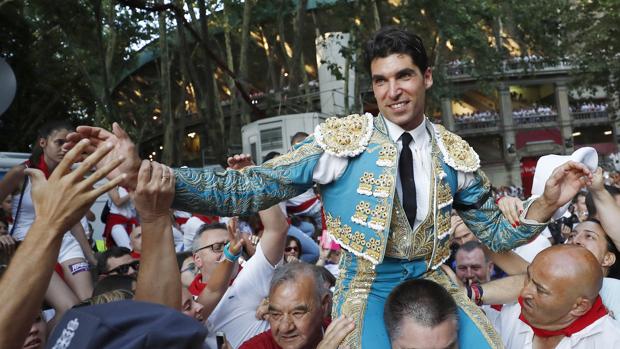 Cayetano sale a hombros del coso de Pamplona