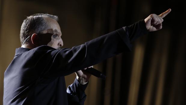 El cantante Miguel Bosé durante su actuación