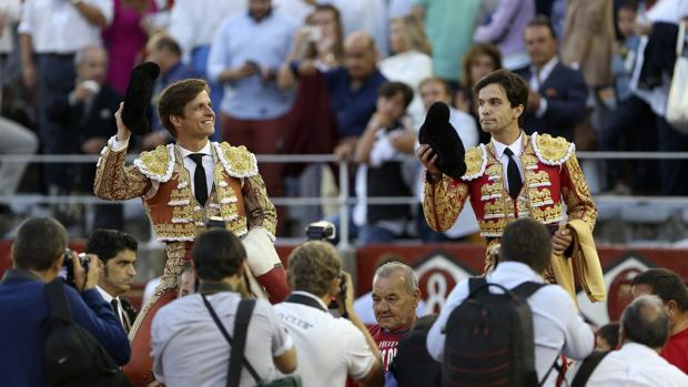 El Juli y Juan del Álamo salen a hombros