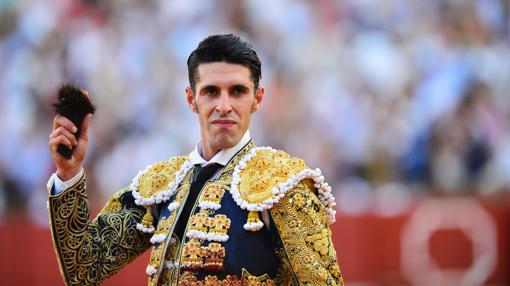 Talavante muestra orgulloso la única oreja de la tarde